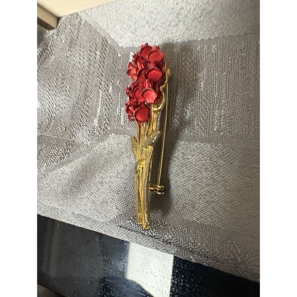 Vintage Gold Toned Signed DM 1997 Red Enamel Roses Bouquet Brooch Pin Floral - Picture 2 of 7